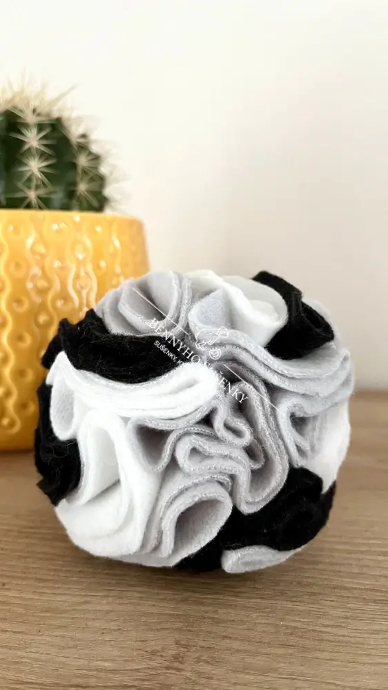 Čmuchací míček BLACK & WHITE- cca ⌀ 13 cm